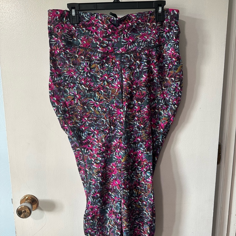 Lululemon Base Pace HR Tight in Floral Electric Multi (Lululemon like new)
